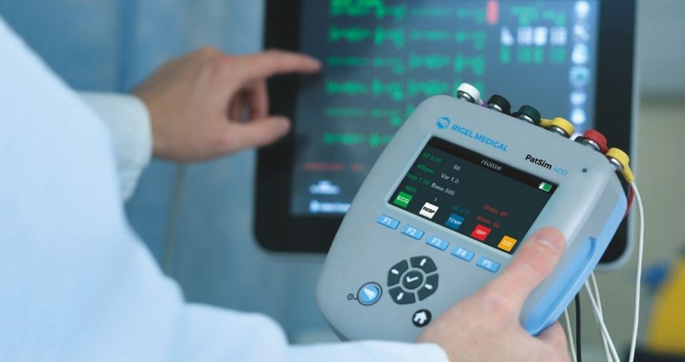 Simulador de signos vitales Rigel PatSim 400 con funciones avanzadas de inicio y recuperación